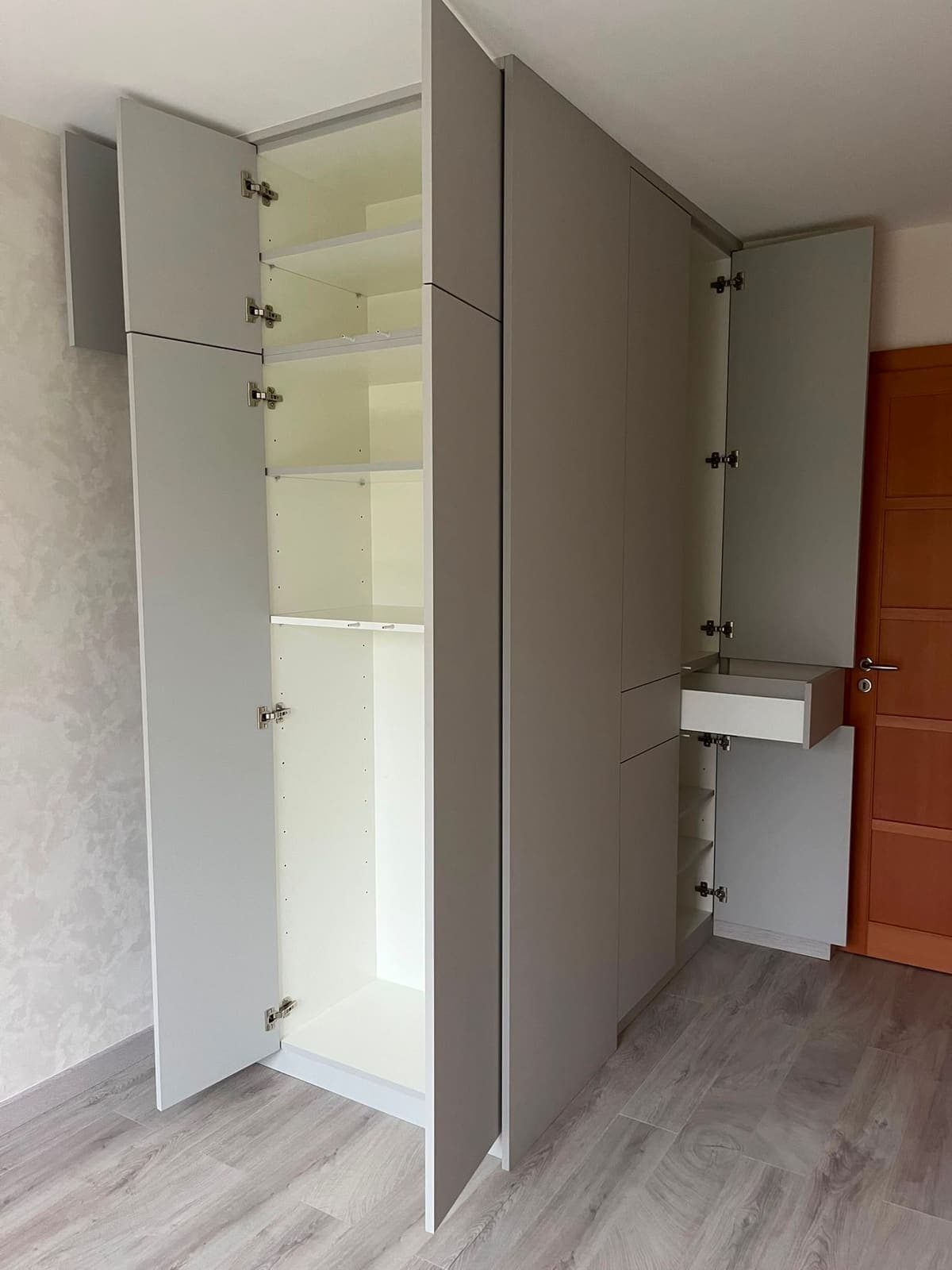 Intérieur de dressing en cours d'aménagement : penderie, étagères et tiroir sur coulisses