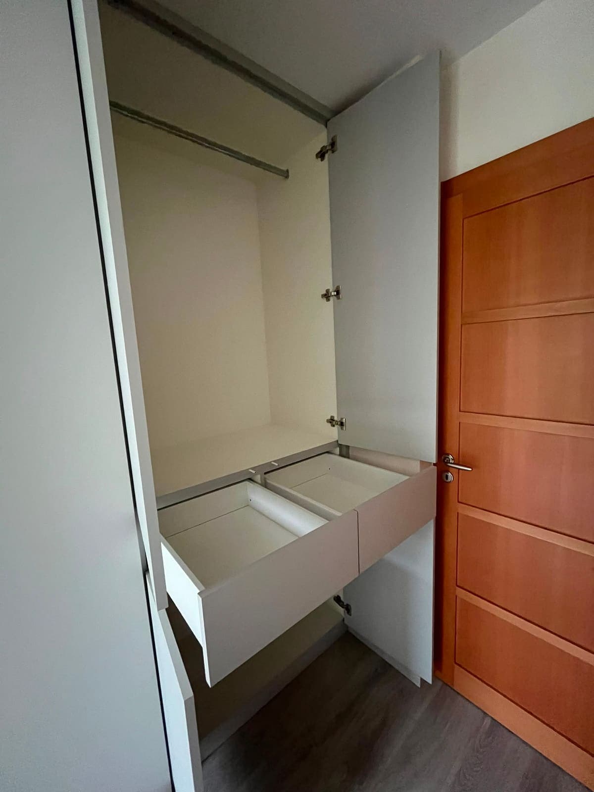 Dressing porte ouverte, deux tiroirs sortis sous la barre de penderie